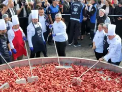 Dünyanın En Büyük Sucuklu Yumurtası! Guinness Rekoru Afyonkarahisar'dan - Otel Haberleri  Türkiye’nin Otel ve Turizm Gündemi Tek Adreste